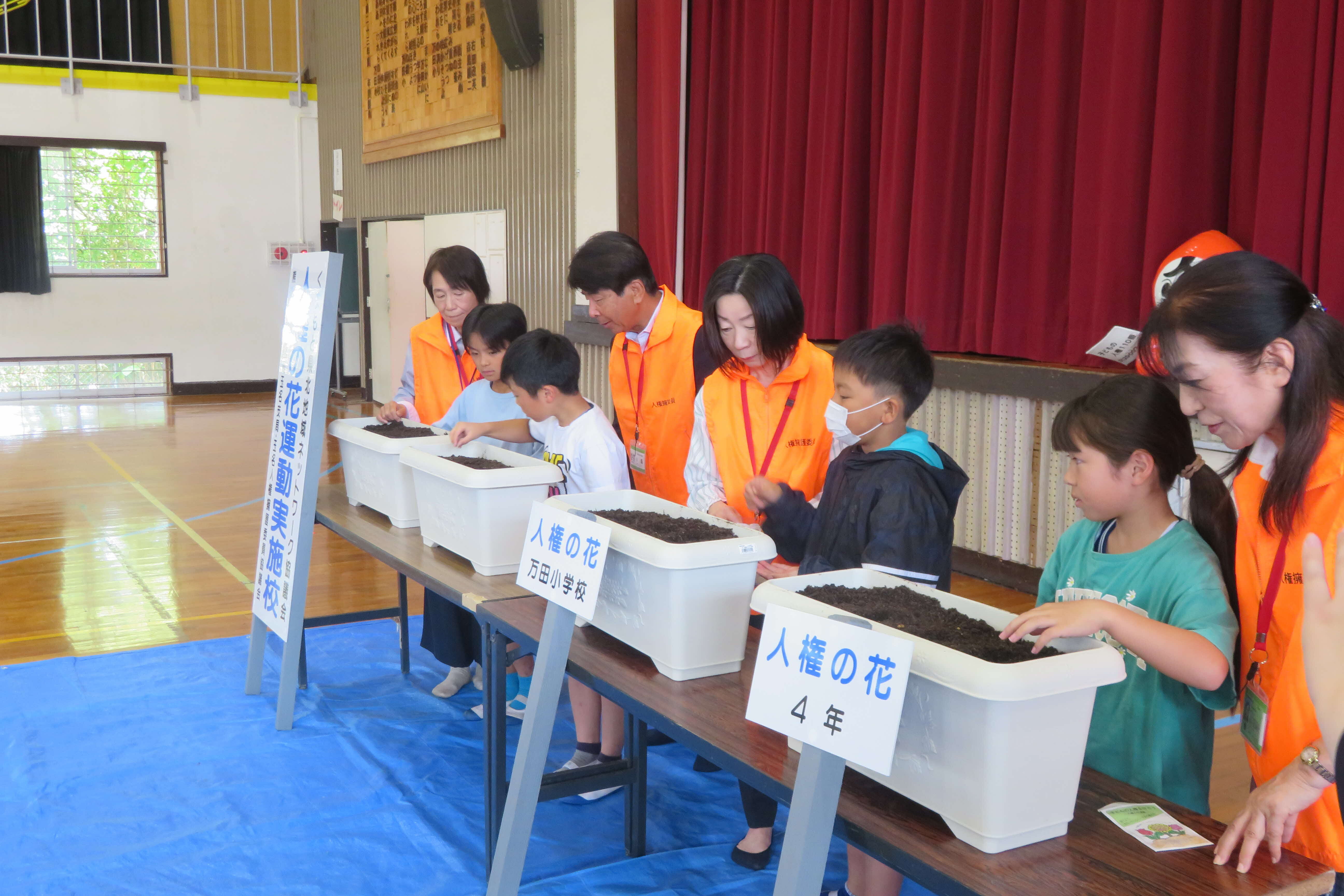 人権の花運動伝達式の様子2.JPG
