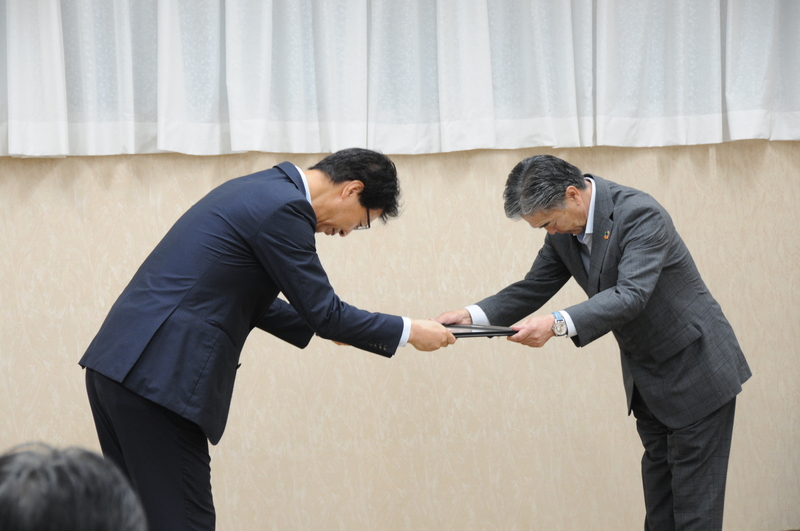 特別功労者表彰を受ける那須支部長
