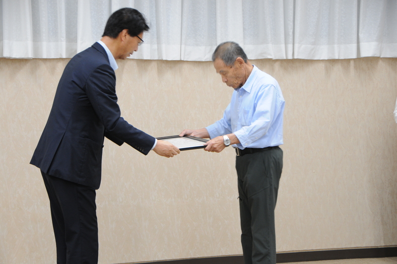 功労者表彰を受ける牧園宗幸氏