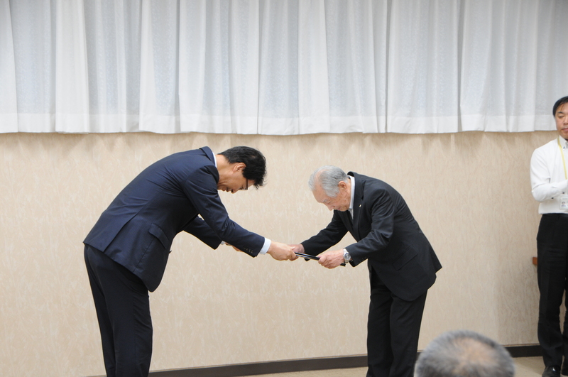 功労者表彰を受ける松山厚志代表