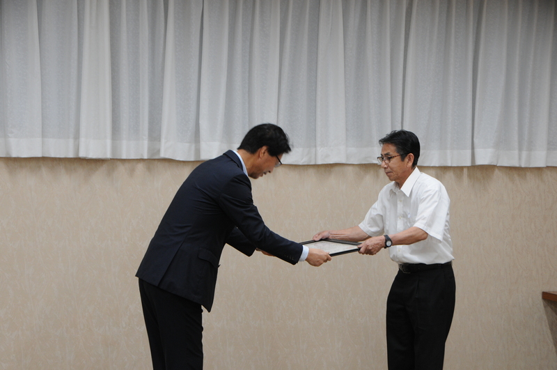 功労者表彰を受ける深川和弘区長