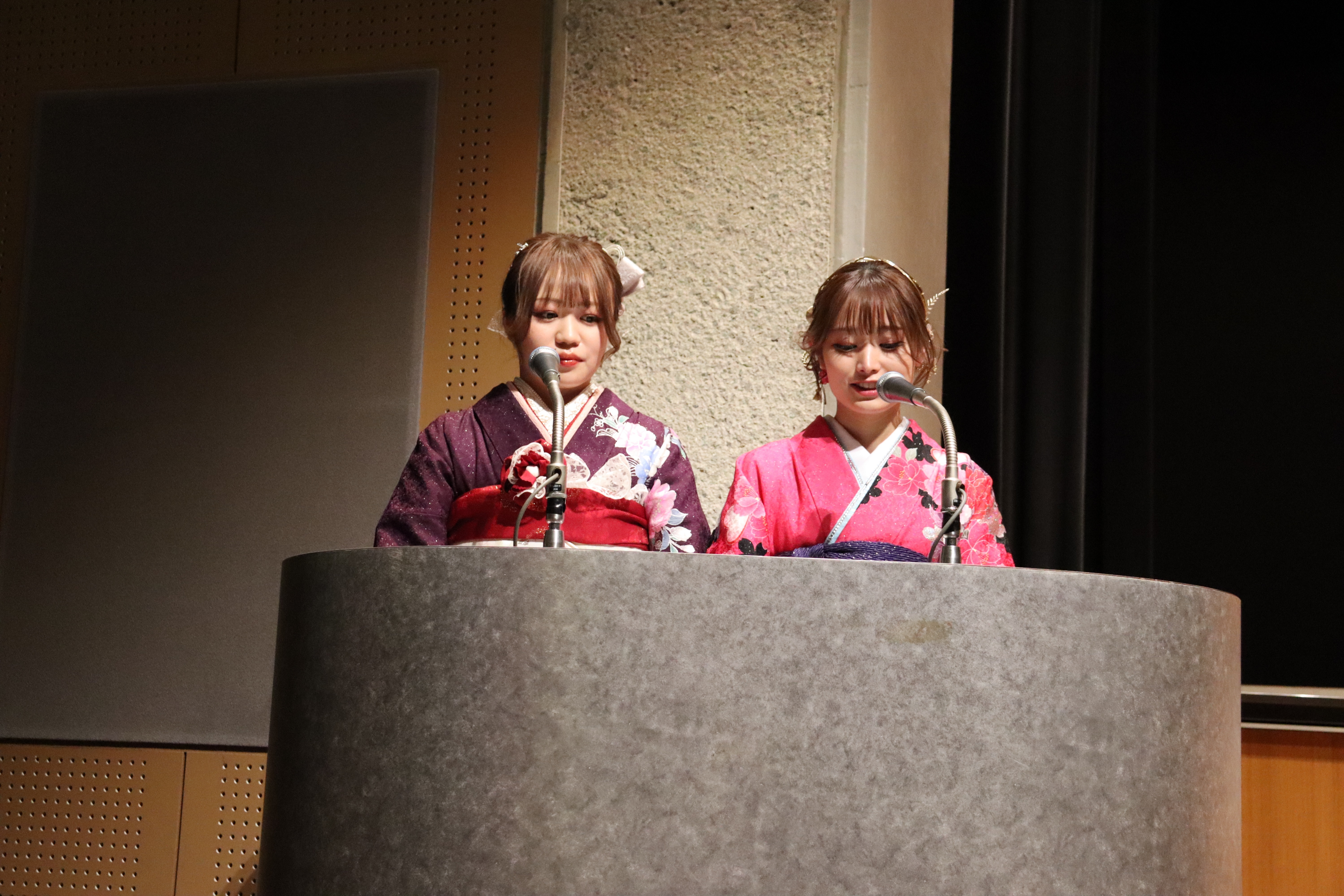 司会者（宮本有倫枝さん・牧嶋梨乃さん）写真