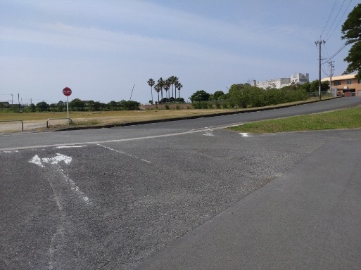バラ園の駐車場入り口