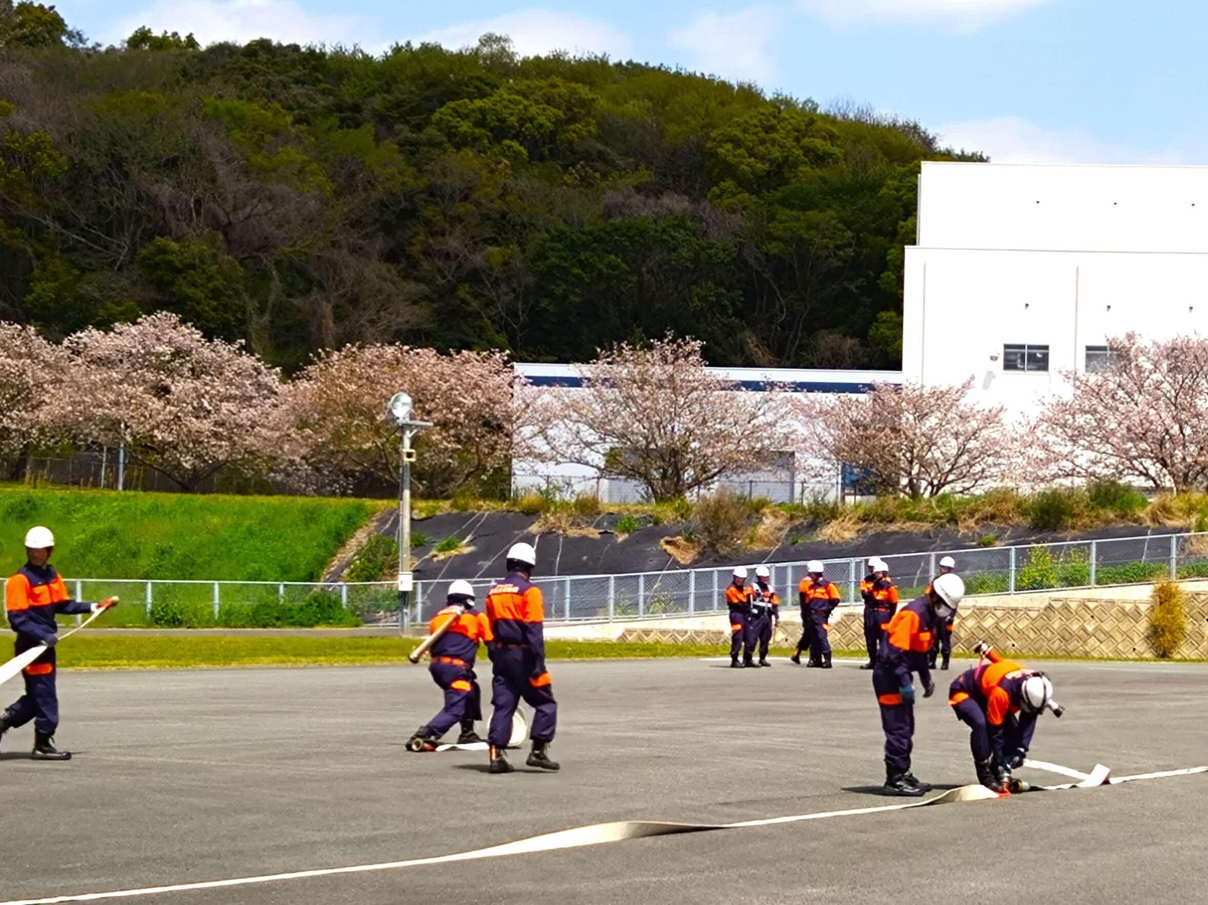 R7.4.13消防団新入団訓練ホース.JPG