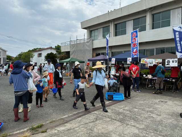 かき氷の出店に並ぶ参加者たち.jpg