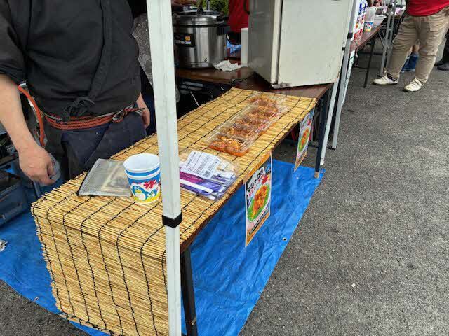 マジャクのチリソース炒めの販売の様子.jpg