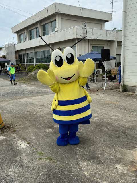 参加者を出迎えるまジャッキー.jpg