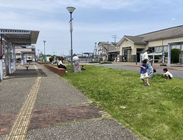 広場で遊ぶ子どもたち.jpg