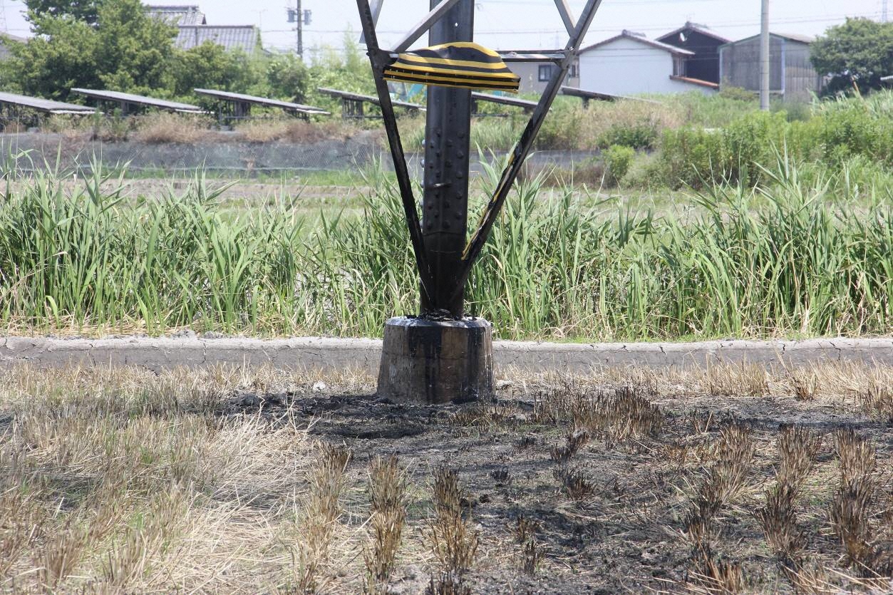 焼損した送電鉄塔.jpg