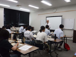 ありあけ国際交流協会長による荒尾市内の国際交流活動紹介の写真