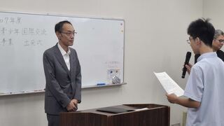 出発式で石川副市長へ訪問にあたっての抱負を語る生徒代表の写真
