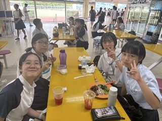 学食で多文化なランチを体験の写真