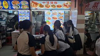 ホーカーセンターでバディと昼食の写真