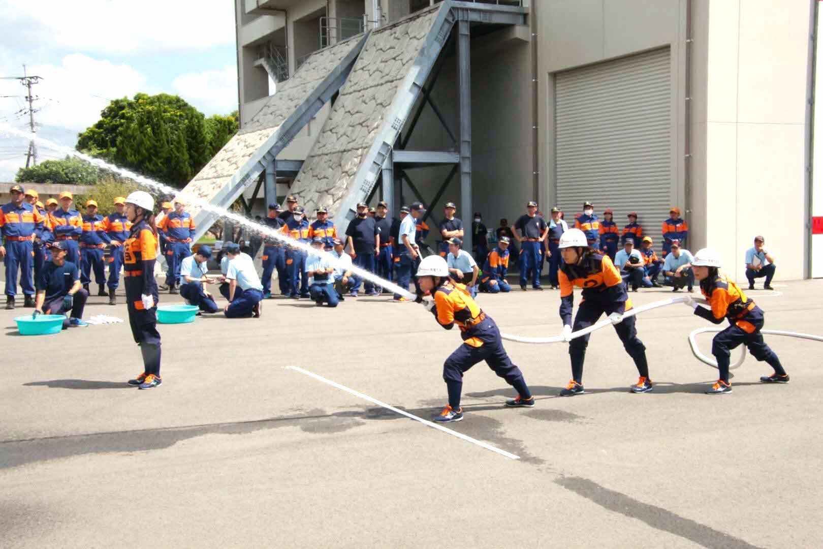 R7熊本県女性消防操法大会(放水中).jpg