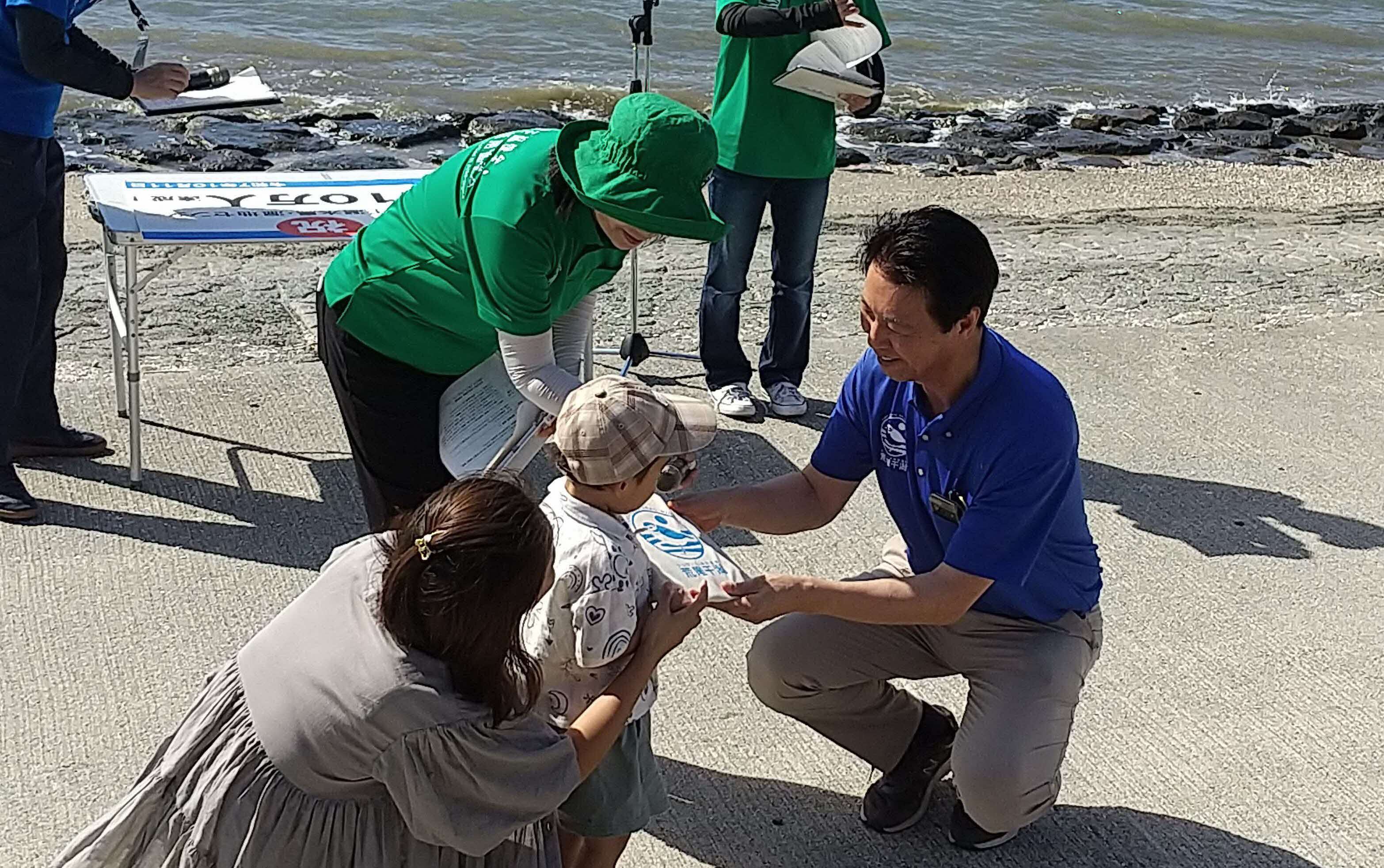 来館者10万人達成の様子