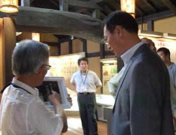 画像ファイル：「宮崎家と中国との歴史の説明に聞き入る総領事(手前右)の画像」の詳細を見る
