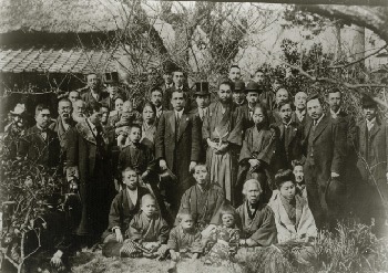 画像ファイル：「1913年孫文が宮崎家を訪問した際の記念写真」の詳細を見る