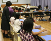 高校生が小学生を教える荒尾塾の写真