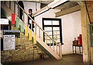 閉山時の事務所　階段、廊下の写真