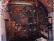 閉山時のポンプ室、倉庫の写真