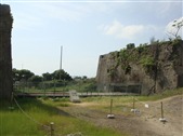 第一竪坑櫓の巨大なコンクリート基礎の写真