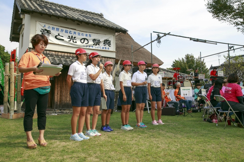 荒尾第一小校区地域行事「音と光の祭典」に参画する児童の写真