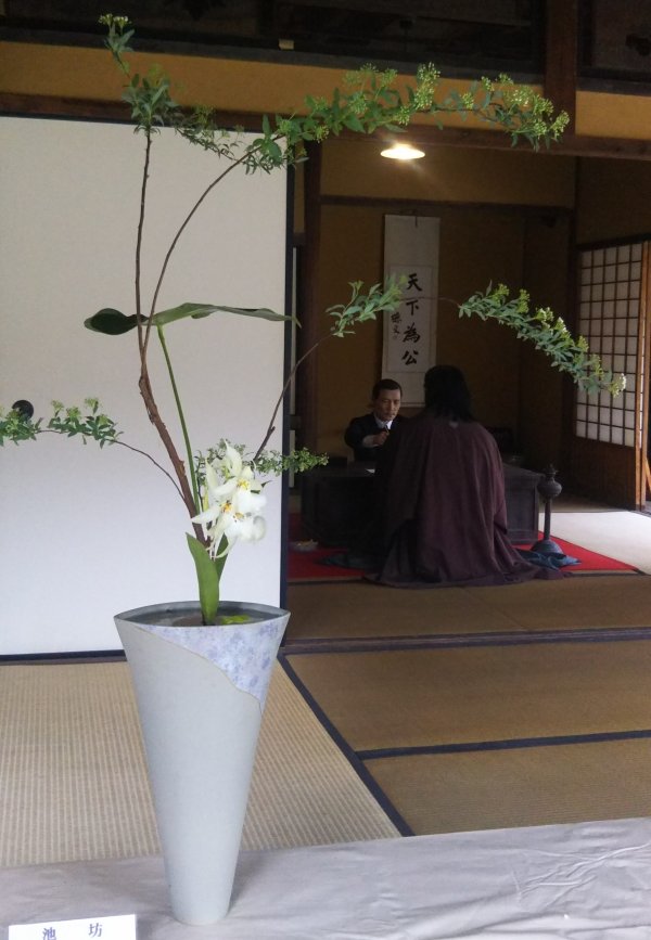 画像ファイル：「作品21:白い花をメインにコデマリの枝で高さを出し、モンステラを添えた作品の写真」の詳細を見る