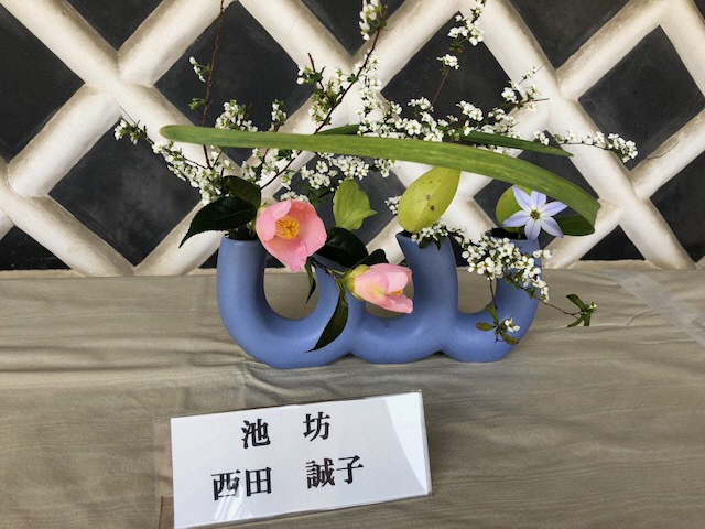 画像ファイル：「生け花展25:青い個性のある花器にピンク色の椿を生けた作品の写真」の詳細を見る