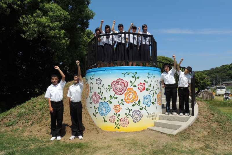 壁画完成式 荒尾海陽中学校の美術部の皆さんとの記念撮影写真