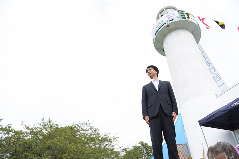 灯台の前に立つ浅田市長の写真