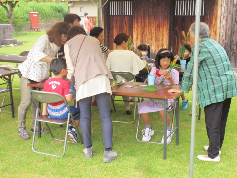 子ども達が生け花体験をしている様子の写真