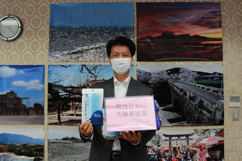 浅田市長が南京孫中山紀念館から届いたマスクとメッセージを持っている写真