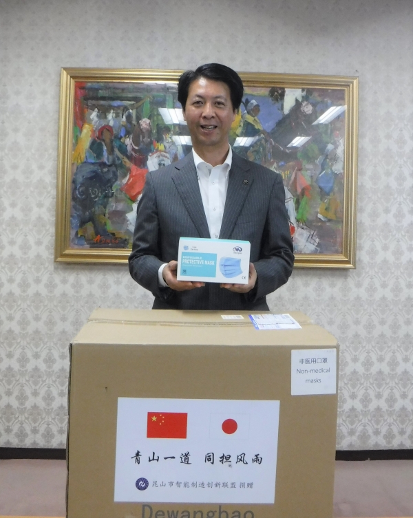 浅田市長と中国駐福岡総領事館から届いたマスクの画像