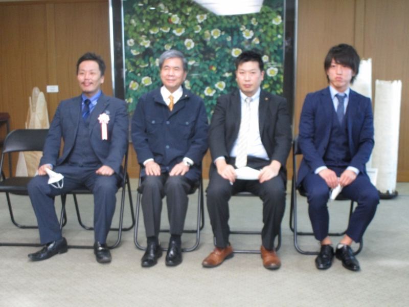 マックスサポートの社員の方と蒲島県知事の写真