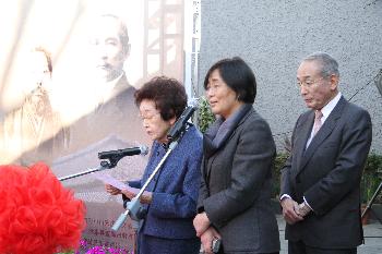 画像ファイル：「宮崎滔天の孫・蕗苳氏(左)とひ孫の黄石氏(右)の写真」の詳細を見る