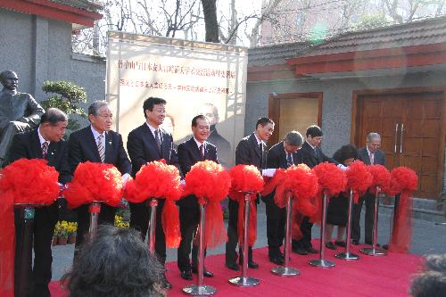 画像ファイル：「前畑淳治市長や迎五男市議会議長ら代表者によるテープカットの写真」の詳細を見る